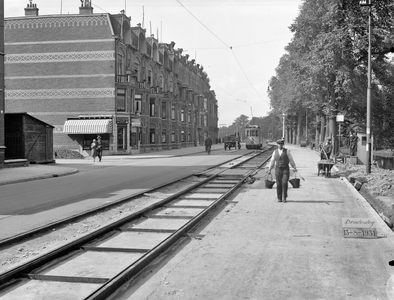41941 Afbeelding van de bestratingswerkzaamheden in de Catharijnesingel te Utrecht, ter hoogte van de Pasteurstraat: ...